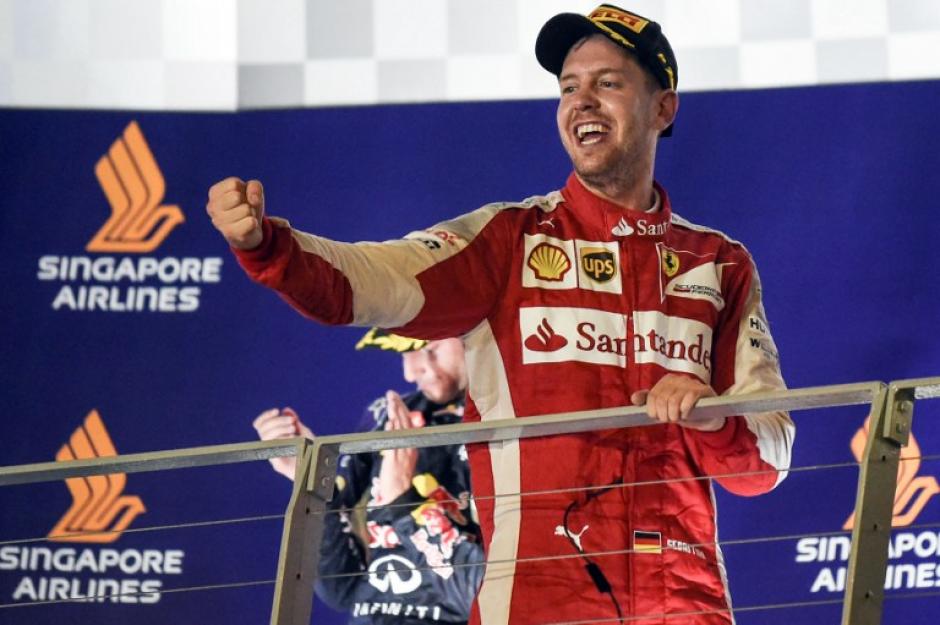 Vettel celebra tras conorarse campe&oacute;n del Gran Premio de Singapur. (Foto: AFP)