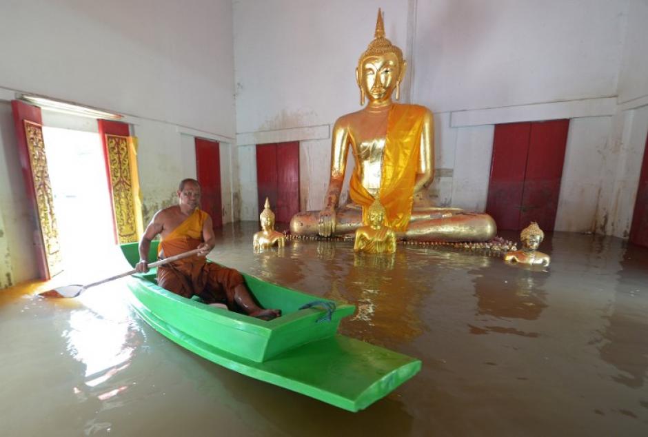 Un monje budista rema en un barco frente a una estatua de Buda en un templo en la provincia de Ayutthaya, al norte de Bangkok.&nbsp;