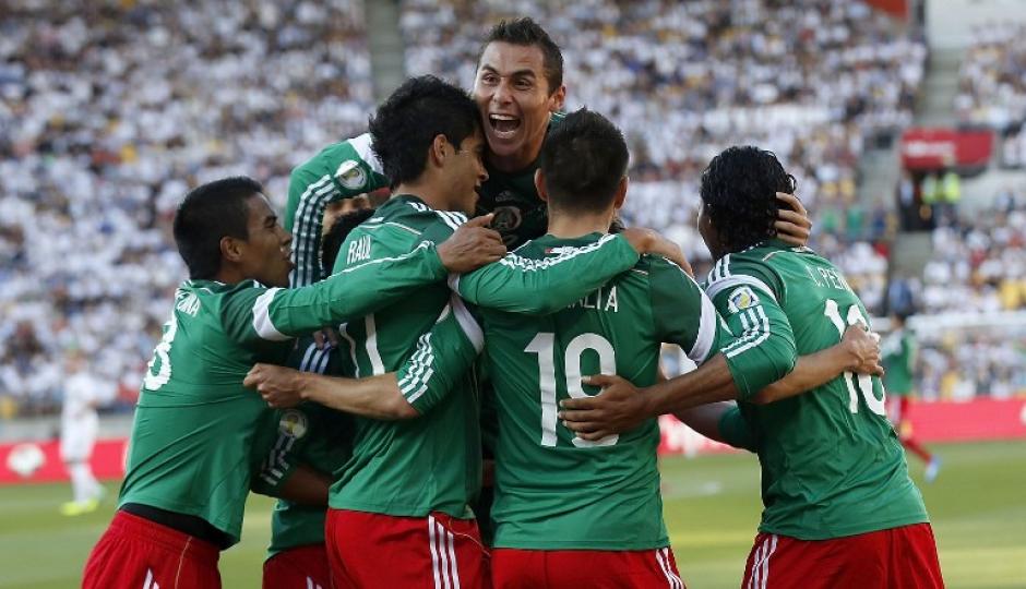 Los jugadores mexicanos celebran uno de los goles que le dieron la clasificaci&oacute;n ante Nueva Zelanda. (Marty Melville/AFP)