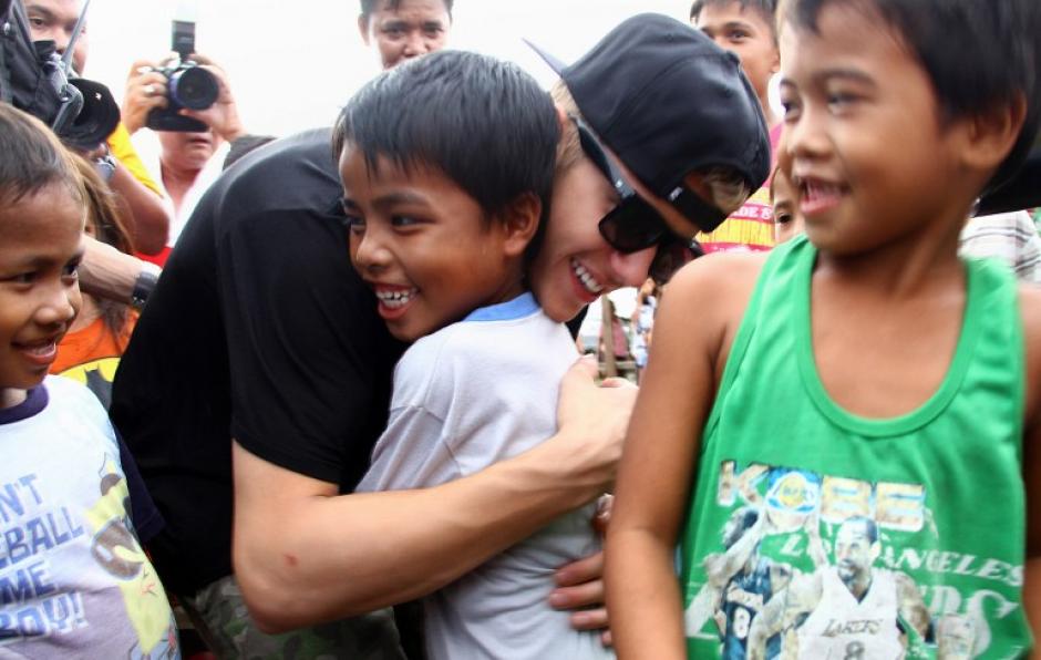 "Verdadera felicidad" es como titul&oacute; Justin la fotograf&iacute;a donde abraza a un peque&ntilde;o de Filipinas. (Foto: AFP)