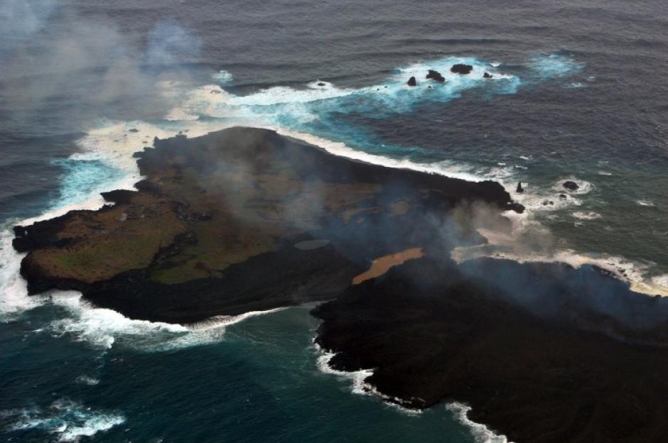 Desde que una erupción volcánica creó una pequeña isla a mil kilómetros de Tokio, ese terreno crece constantemente y hasta el momento casi que duplicó su tamaño. (Foto: AFP)