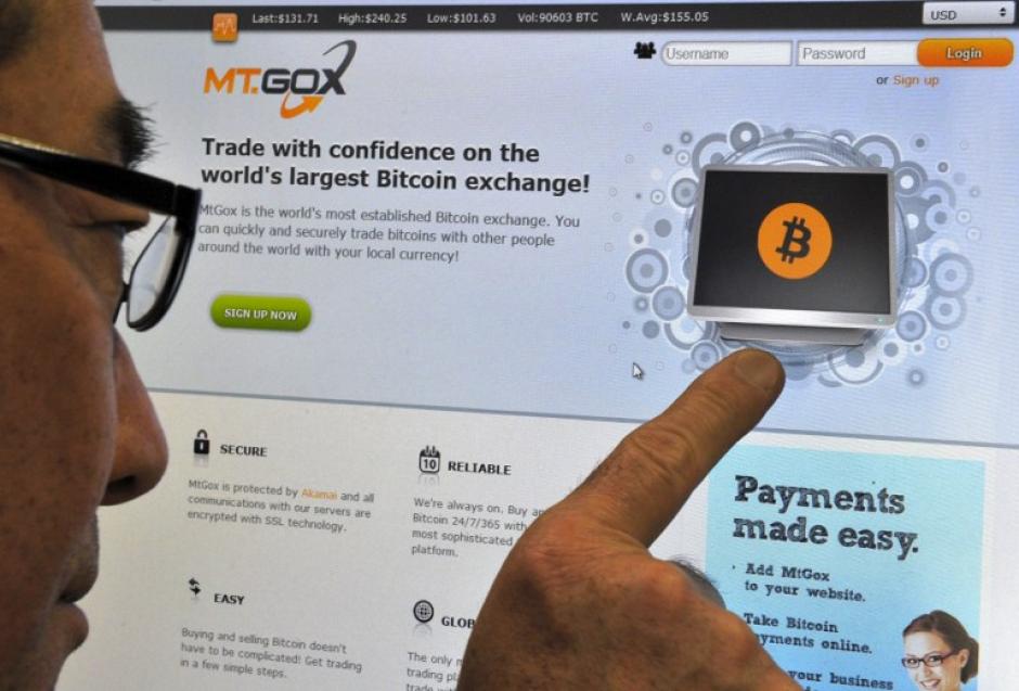 Un hombre observa el sitio MtGox, casa de cambio de Bitcoin en Tokio. &nbsp;El sitio fue cerrado indefinidamente. (Foto: AFP)