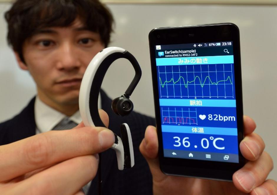 La Universidad de Hiroshima se encuentra desarrollando un dispositivo que funcione como computadora para poder llevar en la oreja. (Foto: AFP)