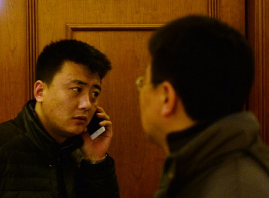 Varios de los familiares de los pasajeros llaman a los celulares de los desaparecidos y tienen tono de llamada, pero nadie contesta. (Foto: AFP)