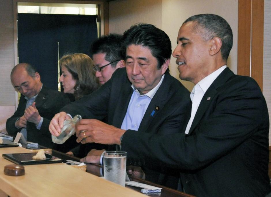 Esta imagen publicada por la Oficina de Relaciones P&uacute;blicas del Gobierno de Jap&oacute;n, muestra el primer ministro japon&eacute;s, Shinzo Abe hablando con el presidente de EE.UU., Barack Obama en el restaurante Sukiyabashi Jiro en (Foto: AFP) &nbsp;&nbsp;