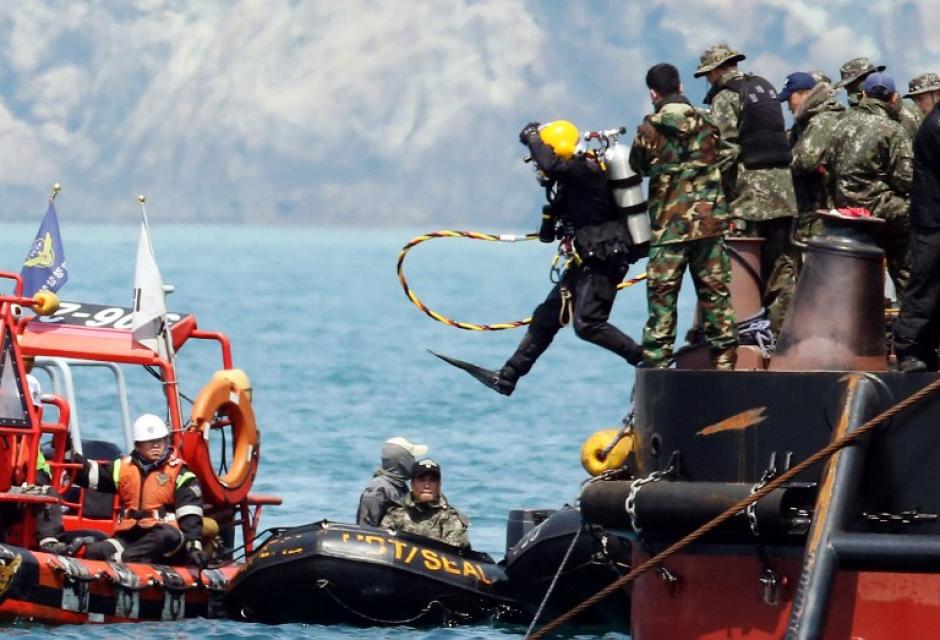 Los buzos siguen buscando cuerpos de víctimas del ferry, este viernes suman 183 fallecidos. (Foto:AFP)&nbsp;