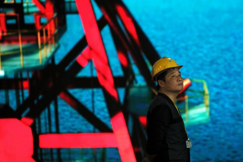 Un trabajador chino en una conferencia en Beijing donde se propondr&aacute;n inversiones en otros pa&iacute;ses. (Foto: AFP)&nbsp;