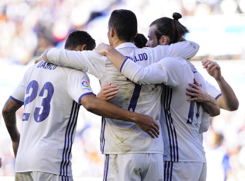 Cristiano celebra con Danilo y Bale. (Foto: AFP)