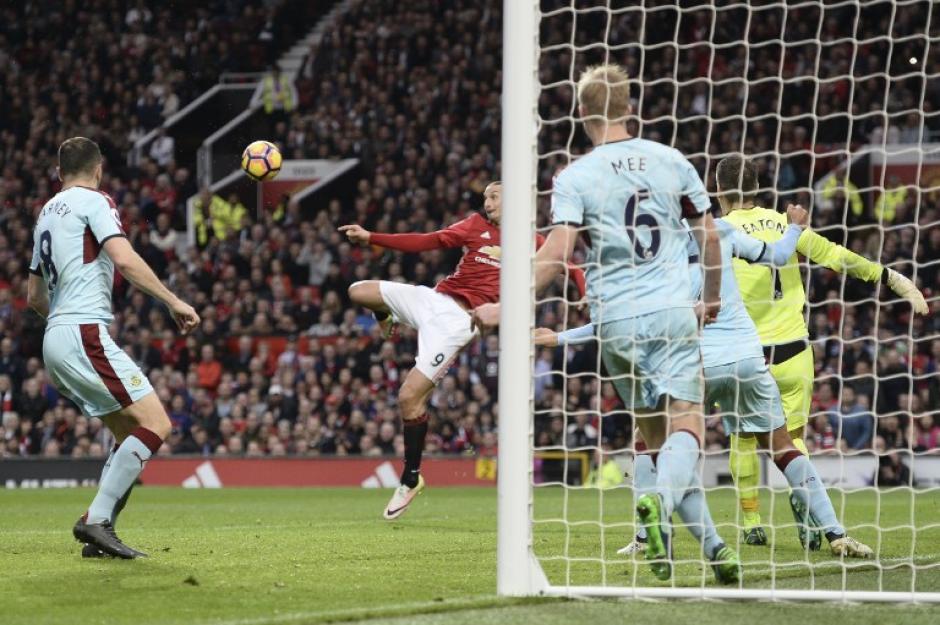 La chilena de Zlatan que no entr&oacute; de milagro. (Foto: AFP)