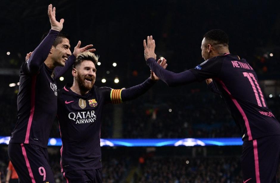 Messi celebra con Su&aacute;rez y Neymar. (Foto: AFP)