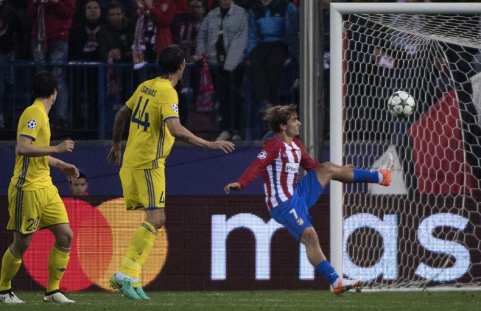 As&iacute; fue el extra&ntilde;o remate de Griezmann. (Foto: AFP)