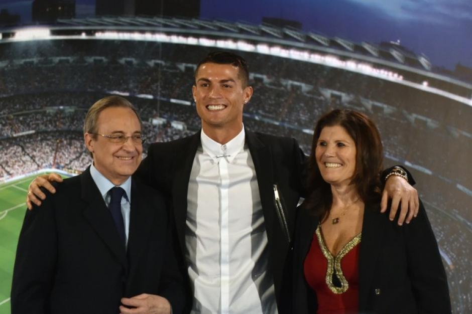 Cristiano con Florentino y Dolores, su madre. (Foto: AFP)