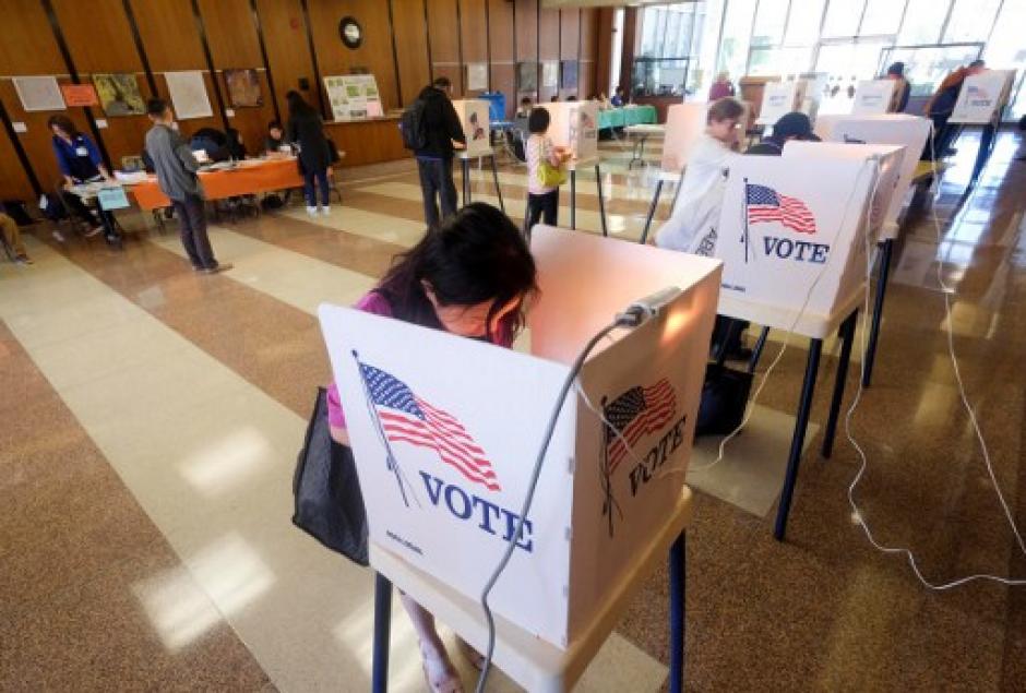 Cientos de personas han acudido a emitir su voto. (Foto: AFP) 