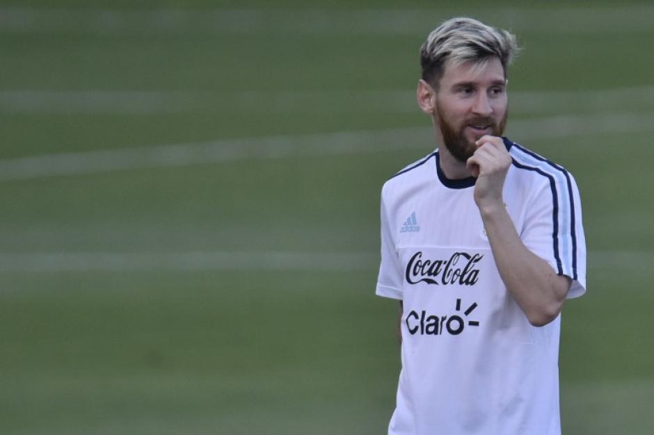 Leo estren&oacute; mucha tinta negra en el entrenamiento. (Foto: AFP)