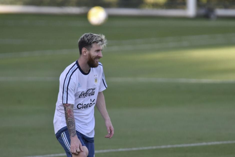 Messi ayud&oacute; a unos guardias de seguridad que llevaban 6 meses sin salario. (Foto: AFP)