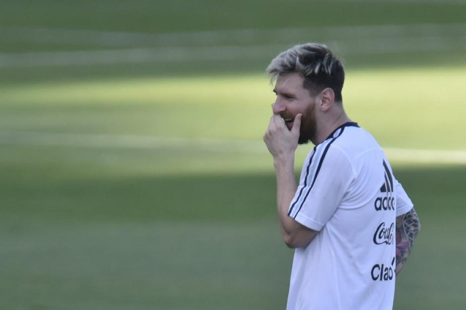 Leo Messi durante el entreno de Argentina...mientras alguien votaba por &eacute;l. (Foto: AFP)