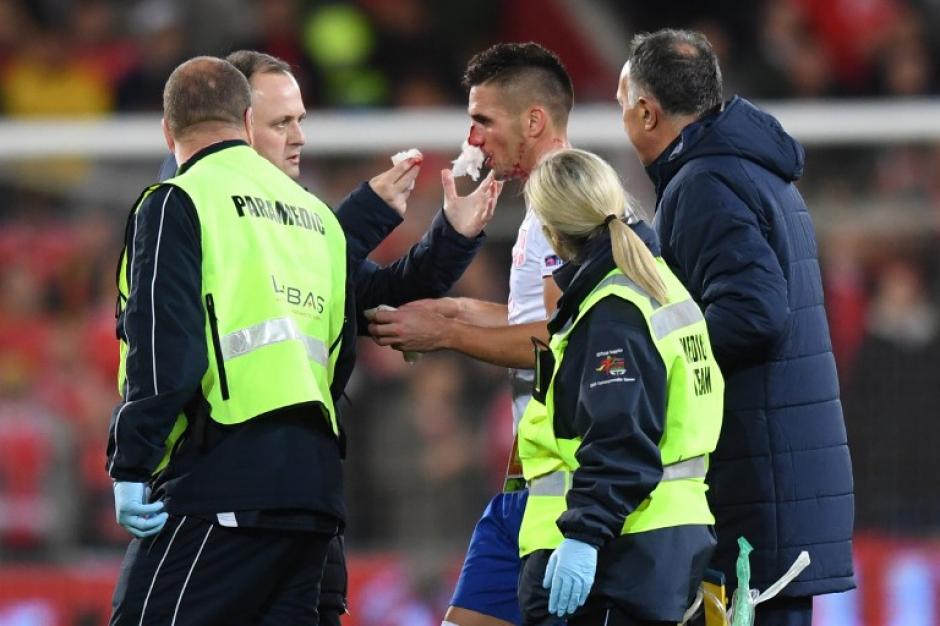 Dusan Tadic no sufri&oacute; ninguna lesi&oacute;n grave... y nadie sabe c&oacute;mo. (Foto: AFP)