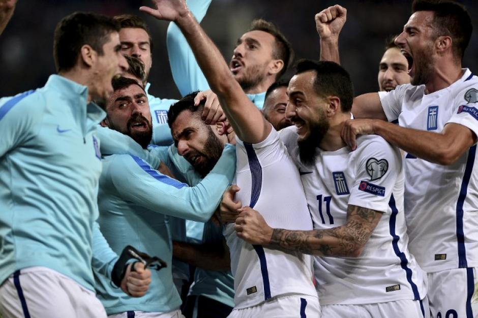 Los griegos celebraron el gol como lo ameritaba la ocasi&oacute;n. (Foto: AFP)