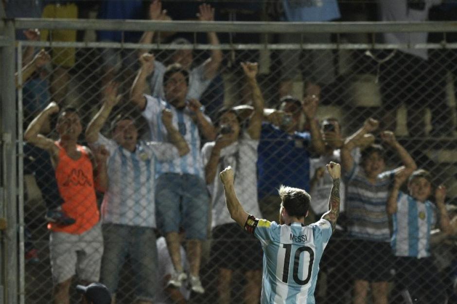 La grada enloqueció con el golazo de Messi. (Foto: AFP)