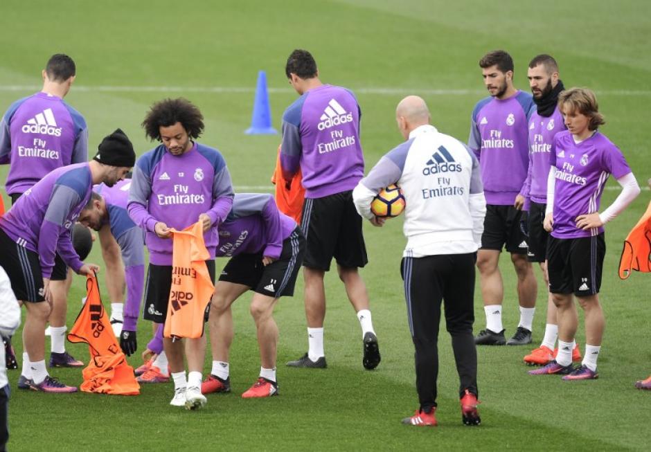 Zidane dirigi&oacute; el entrenamiento con Ramos y Benzema de vuelta. (Foto: AFP)
