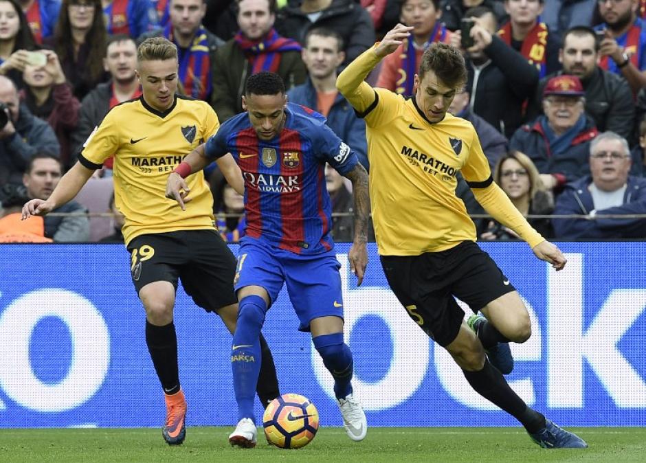 Neymar disputa la pelota con Ontiveros y el defensor Diego Llorente (Foto: LLUIS GENE/AFP)
