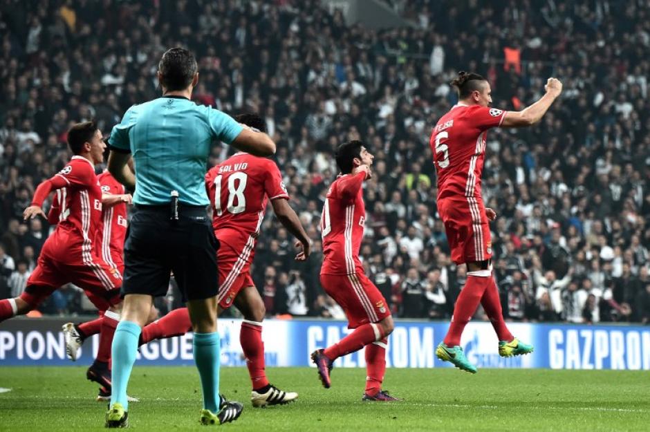 Fejsa celebra el extra&ntilde;o gol de su equipo. (Foto: AFP)