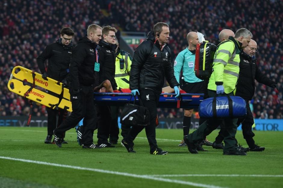 Coutinho sali&oacute; inmovilizado y llorando. (Foto: AFP)