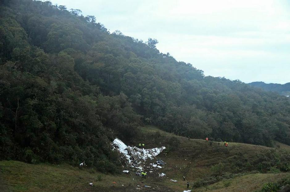 La aeronave cay&oacute; en un terreno monta&ntilde;oso. (Foto: AFP)