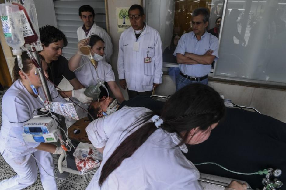 Personal m&eacute;dico atiende a H&eacute;lio Neto. (Foto: AFP)