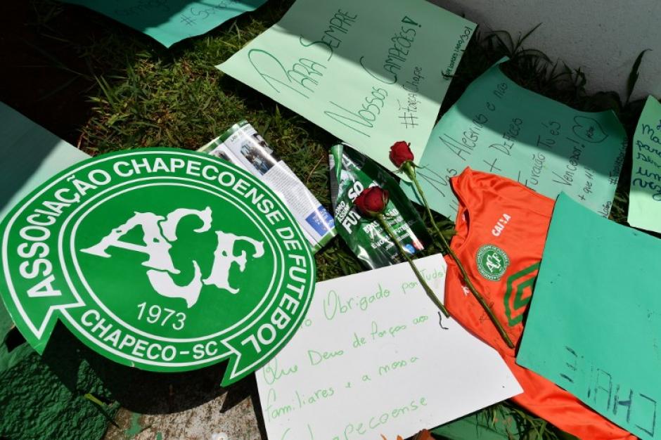 Varios seguidores muestran su tristeza y solidaridad con el club brasile&ntilde;o. (Foto: AFP)