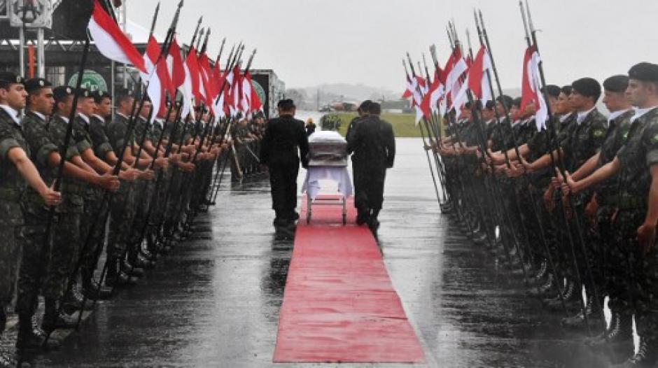 Integrantes del Ej&eacute;rcito de Brasil hacen guardia a los f&eacute;retros. (Foto: AFP)