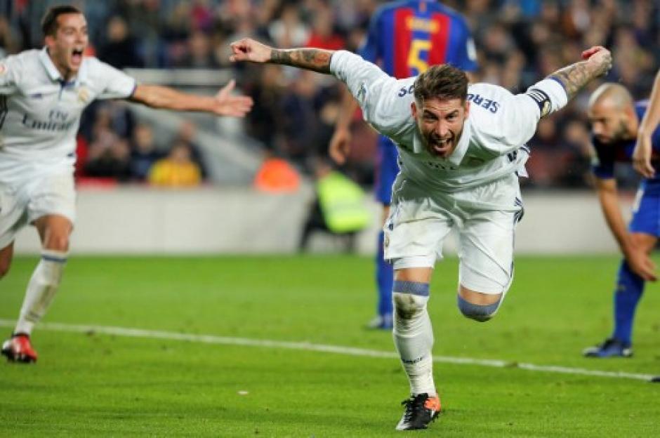 Sergio Ramos de nuevo apareci&oacute; con un cabezazo salvador de &uacute;ltimo momento. (Foto: AFP)