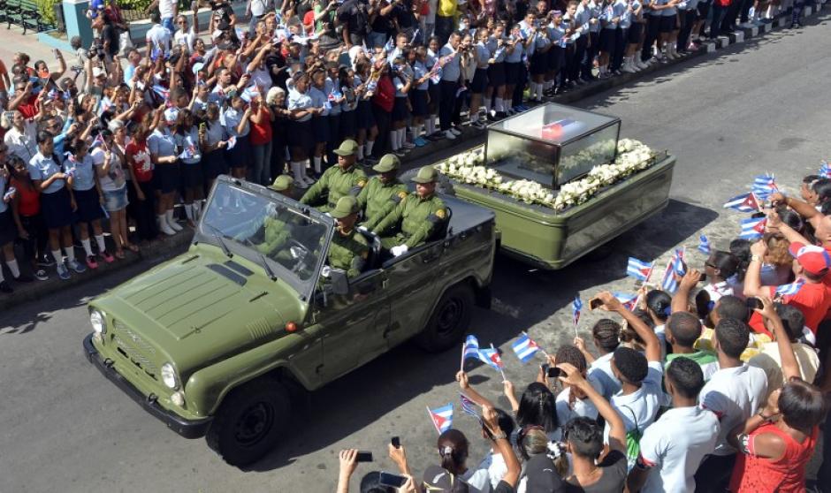 Miles de cubanos abarrotaron las calles de Santiago para ver pasar la caravana con las cenizas de Castro. (Foto: AFP)
