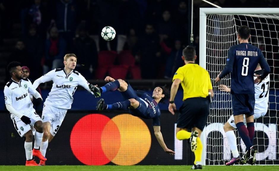 Cavani se invent&oacute; un golazo... que al final de poco sirvi&oacute;. (Foto: AFP)