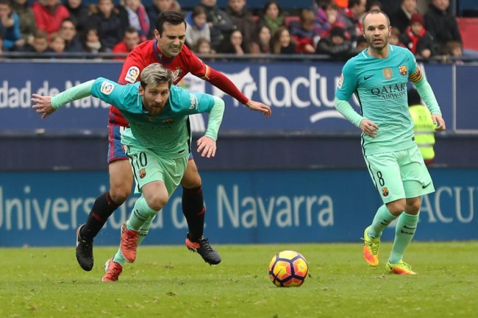 Messi se tir&oacute; y le dijo al &aacute;rbitro que no pitara nada. (Foto: AFP)