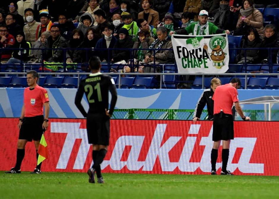 El &aacute;rbitro Viktor Kassai en la banda, viendo el video de la jugada. (Foto: AFP)