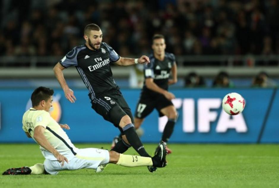 El momento en que Benzema remata para el 1-0. (Foto: AFP)