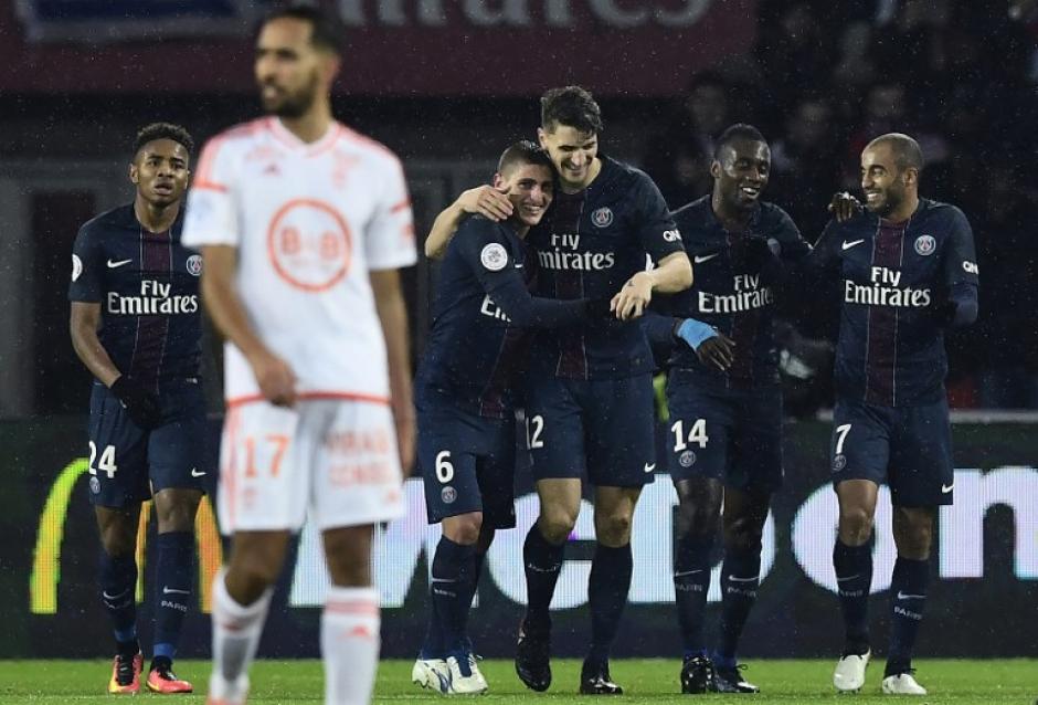 Thomas Meunier celebra con Verratti y el resto del equipo. (Foto: AFP)