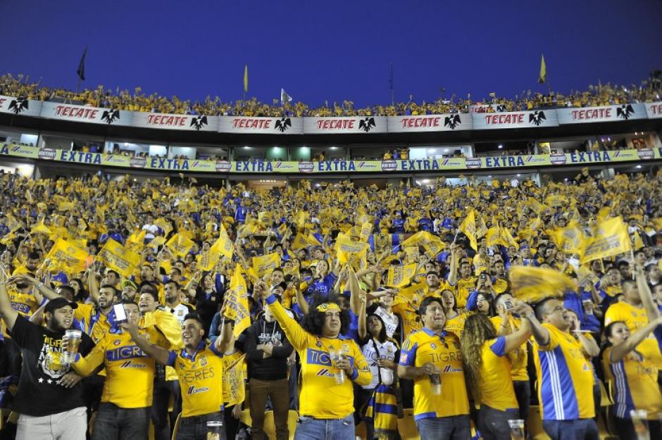 La afici&oacute;n universitaria apoy&oacute; con todo a su equipo. (Foto: AFP)