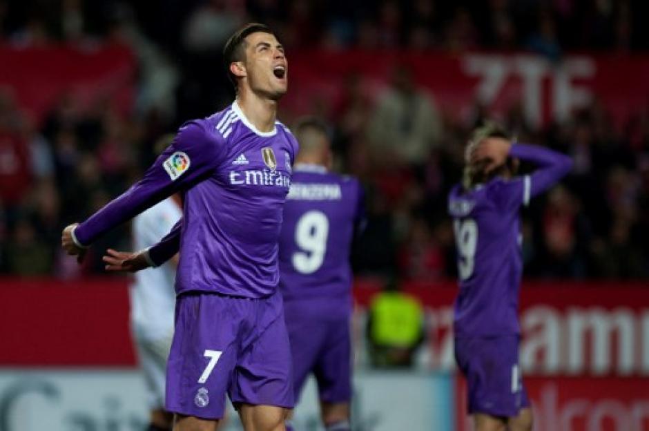 La molesta llamada de atenci&oacute;n de CR7 a Sergio Ramos tras el autogol. (Foto: AFP)