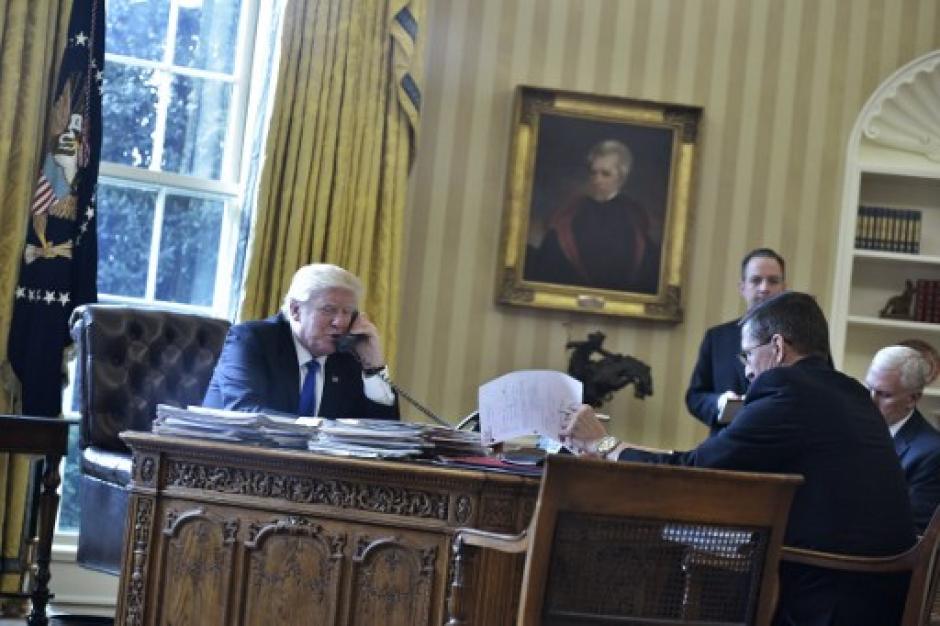 Donald Trump conversa por tel&eacute;fono con Vladimir Putin, su hom&oacute;logo ruso. (Foto: Mandel Ngan/AFP)