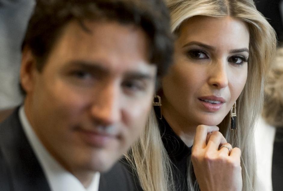 Ivanka Trump no le quit&oacute; la mirada al primer ministro canadiense, Justin Trudeau. (Foto: AFP)