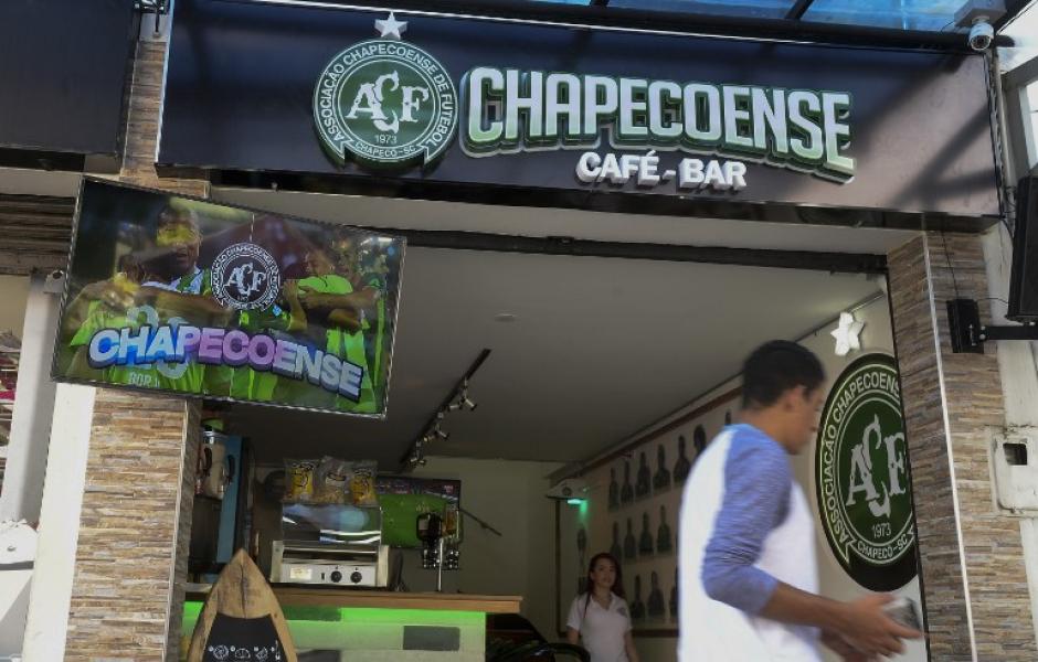 El caf&eacute;-bar se inaugur&oacute; como un homenaje a las 71 v&iacute;ctimas del avi&oacute;n en el que se transportaban jugadores del Chapecoense. (Foto: AFP)
