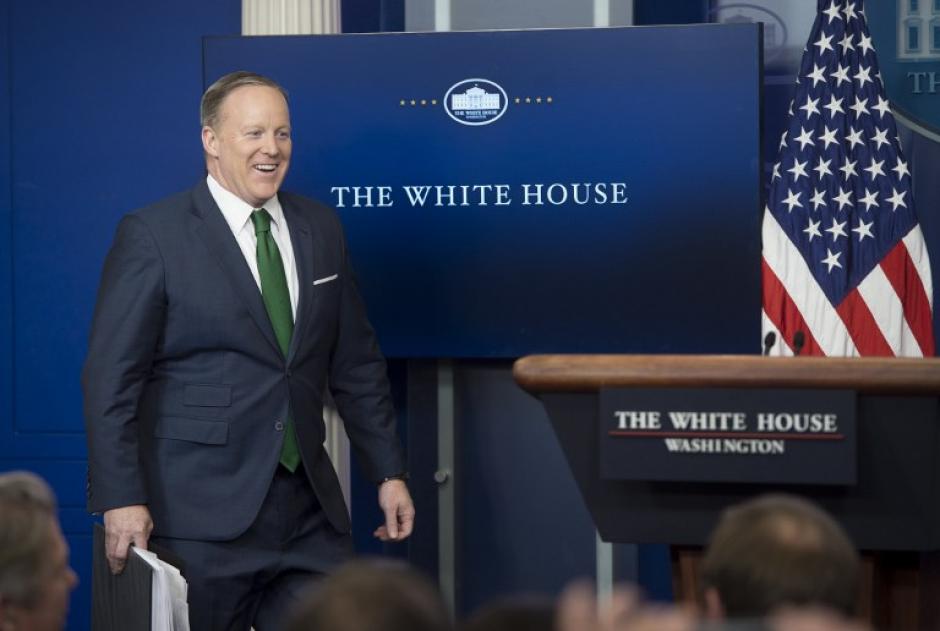 La corbata de Sean Spicer atrajo la atenci&oacute;n para hacer memes interactivos. (Foto: AFP)