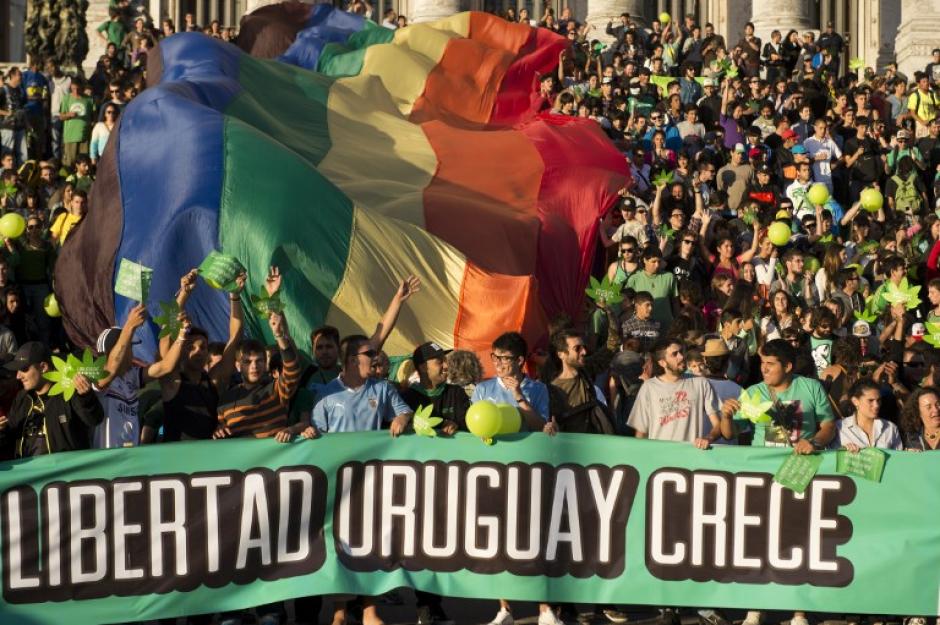 El pasado 10 de diciembre uruguayos a favor de la legalizaci&oacute;n de la droga marcharon hasta el palacio legislativo para expresar su apoyo a la iniciativa del gobierno de Uruguay. Foto AFP