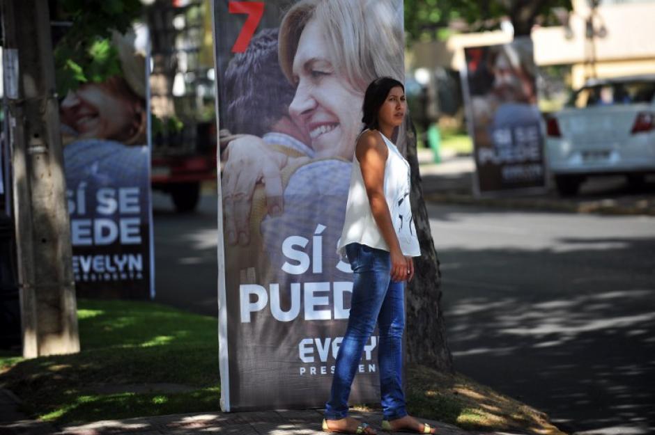 Cartelones de la campa&ntilde;a de Evelyn Matthei para la segunda vuelta electoral en Chile. Foto AFP