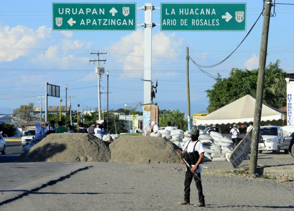 El Gobierno federal pidi&oacute; el lunes a las autodefensas entregar las armas o incorporarse a los cuerpos de seguridad institucionales, de lo contrario, advirti&oacute; que aplicar&iacute;a la ley "de manera rigurosa e indiscriminada". Foto AFP&nbsp;
