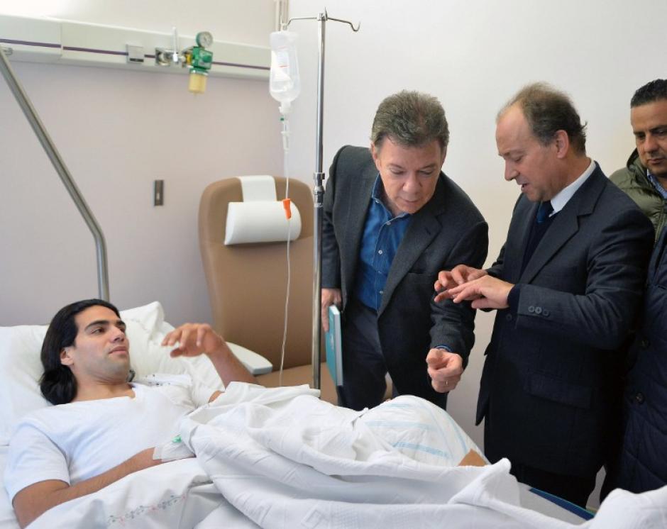 Momento en que Falcao es visitado por el presidente de Colombia Juan Manuel Santos y el cirujano que lo intervino, Carlos Noronha. (Foto: Javier Casella/AFP)