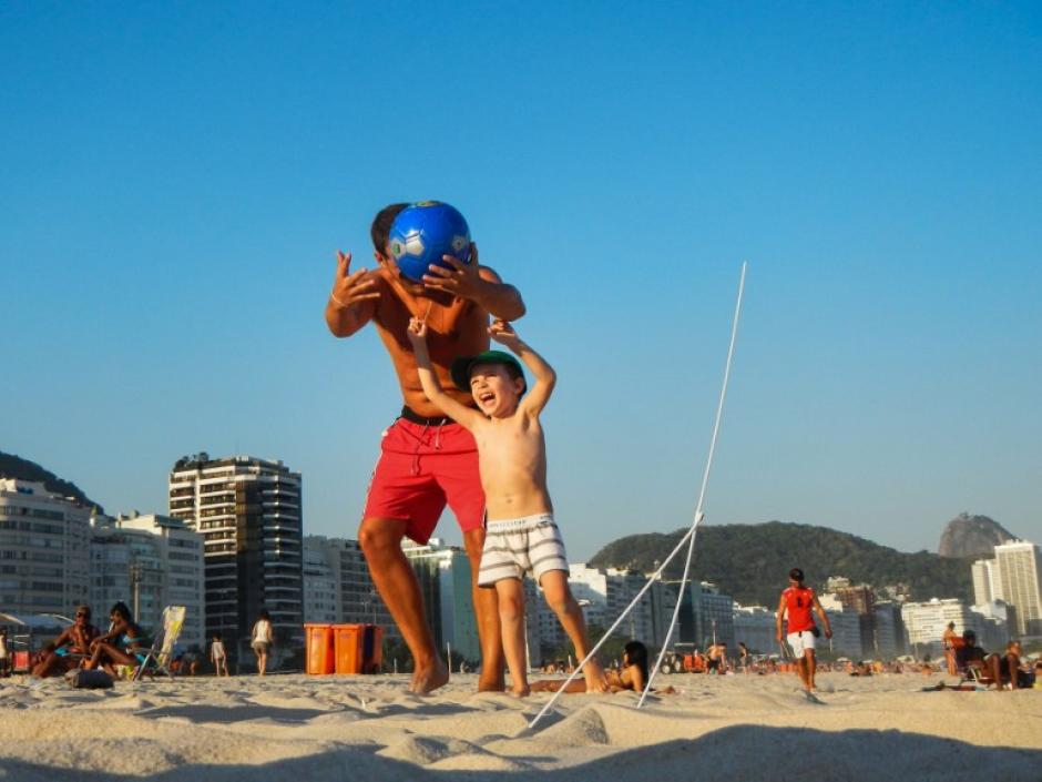 Padre e hijo juegan en la playa de Copacabana en R&iacute;o de Janeiro, Brasil. (Foto: AFP/VITORIA DE JESUS ​​PINHEIRO)
