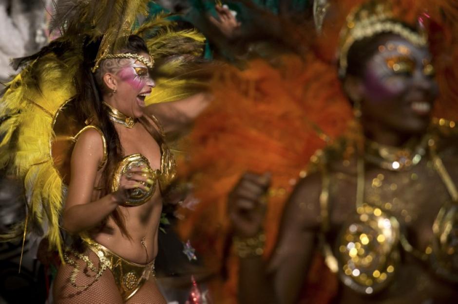 Las "Llamadas" es el mayor desfile de carnaval de Uruguay, en el que "comparsas" - grupo de bailarines y percusionistas de la m&uacute;sica tradicional "candombe" - compiten entre s&iacute; durante dos noches de desfiles. (Foto: AFP)